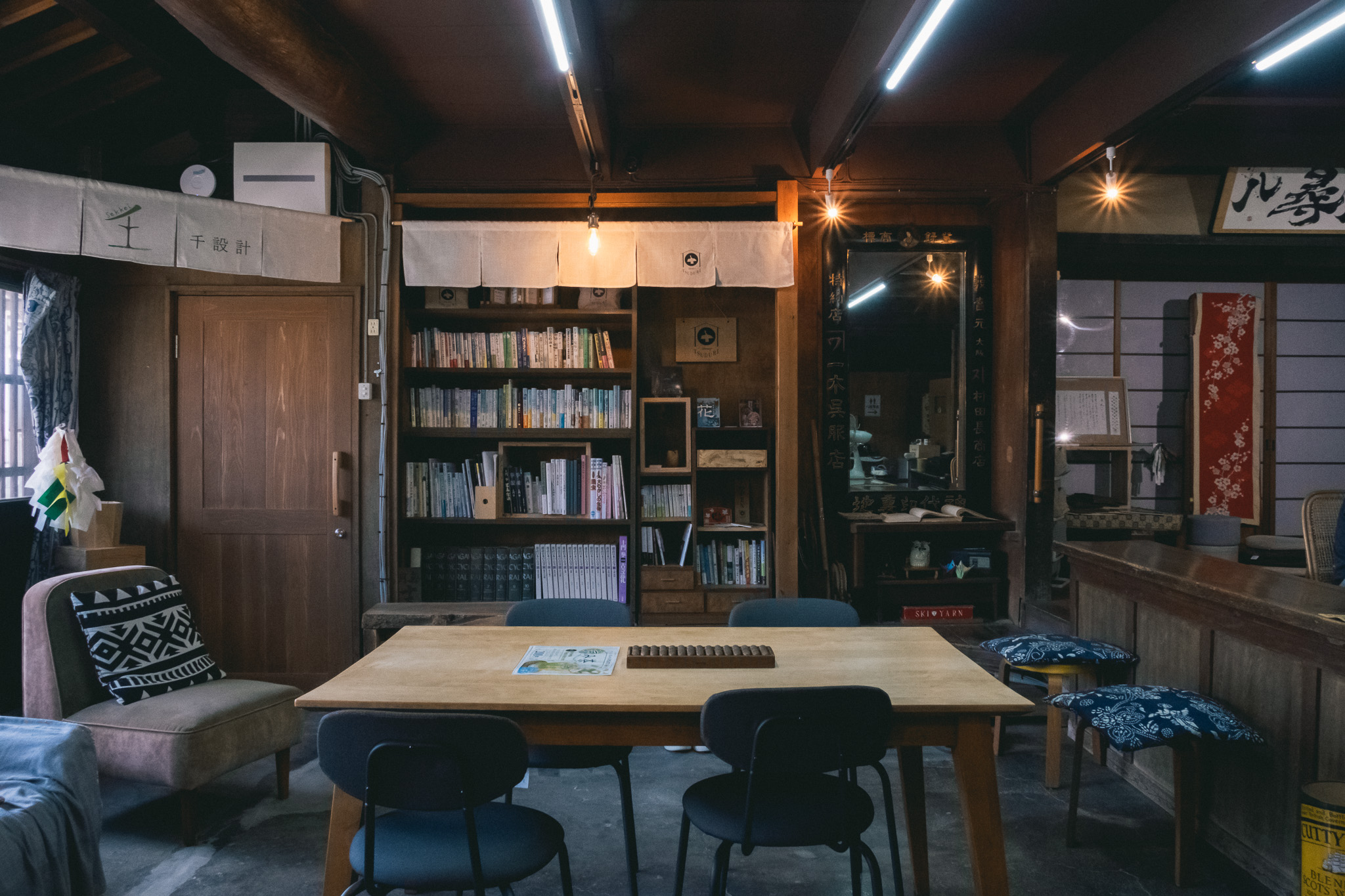 一木呉服店内古民家図書館TSUDURI